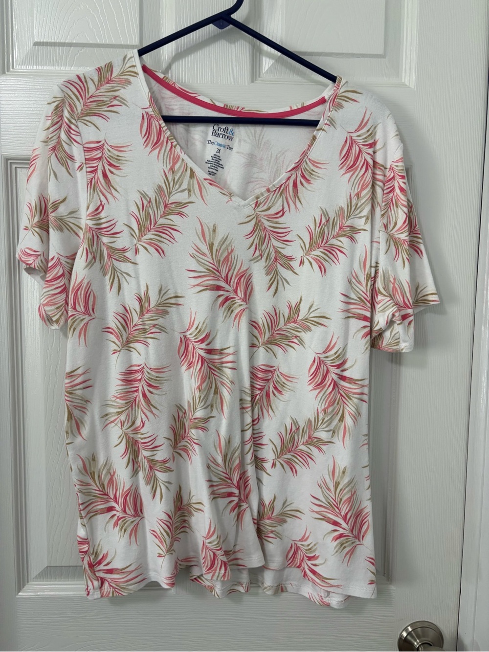 croft & barrow White V-Neck Palm Leaf Tee - Pink & Olive